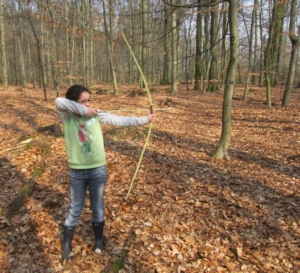 Kindergeburtstagsfeier Pfeil- und Bogenbau im Wald