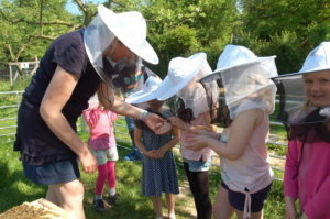 Bienenpädagogik Schülerinnen am Bienenstand