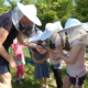 Bienenpädagogik Schülerinnen am Bienenstand