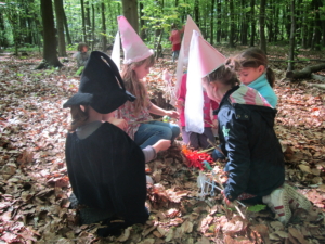 Kindergeburtstagsfeier im Wald Hexengeburtstag