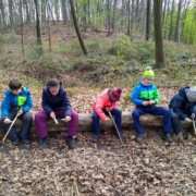 Waldcamp in den Osterferien: Wir schnitzen.