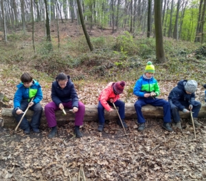 Waldcamp in den Osterferien: Wir schnitzen.